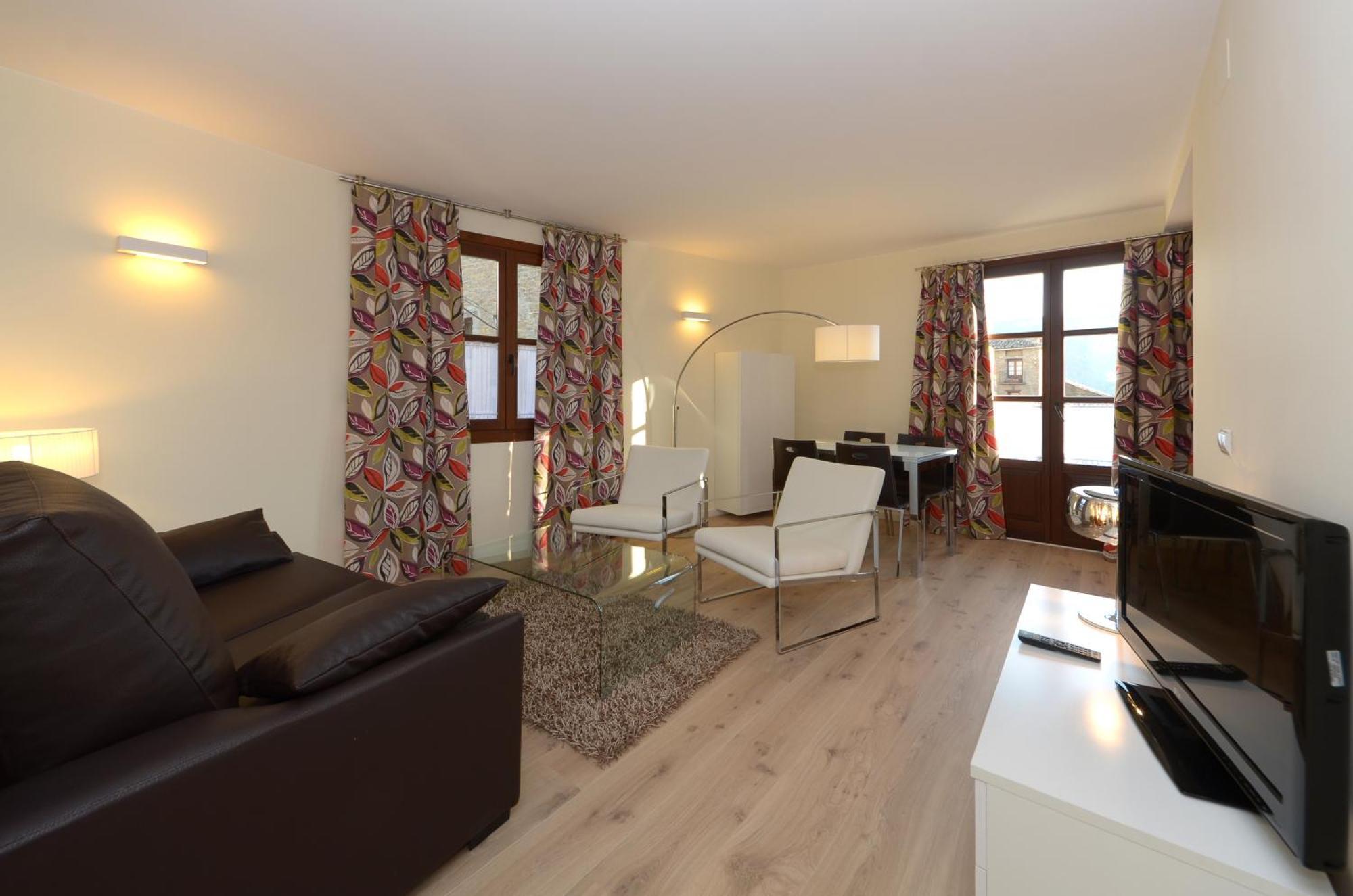 Apartamentos El Palacete De Аинса-Собрарбе Экстерьер фото